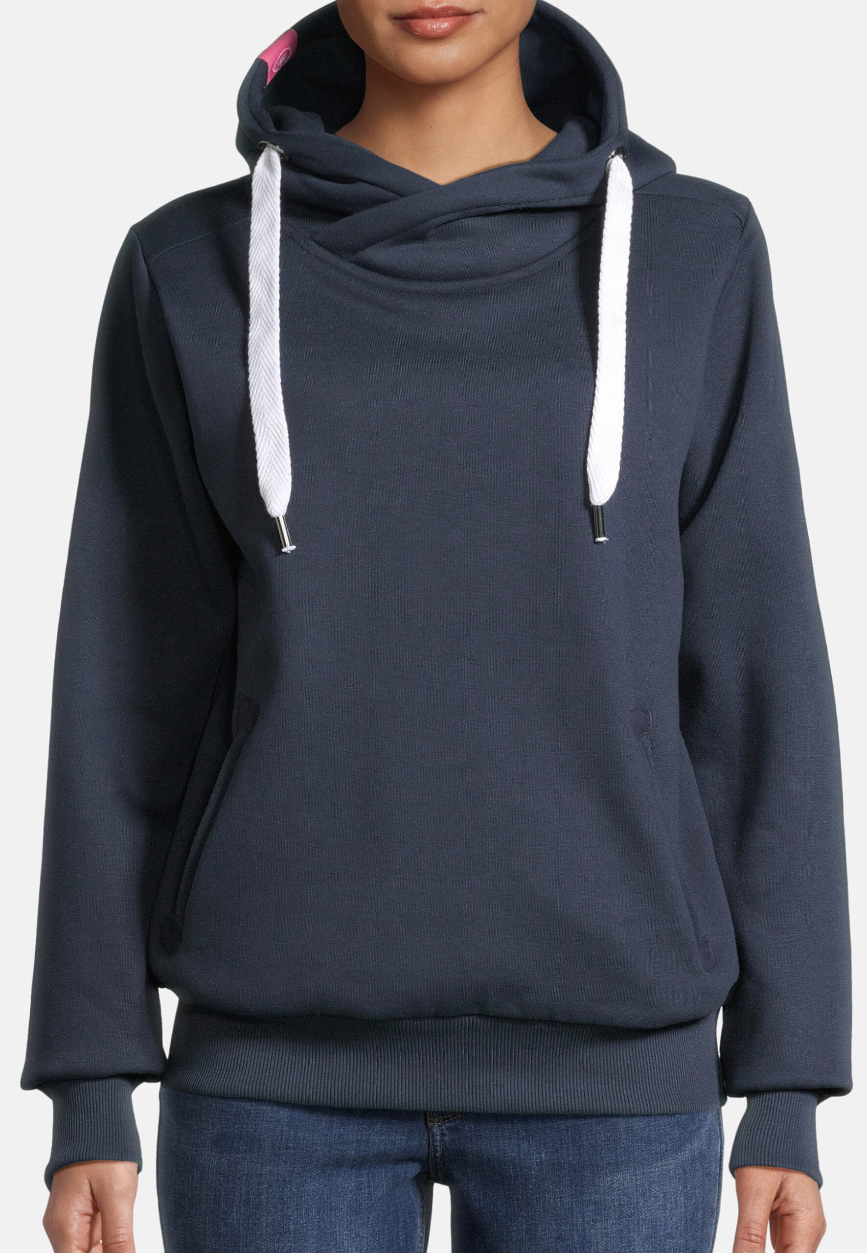 Sünn - Hoodie Navy Nahaufnahme mit Model