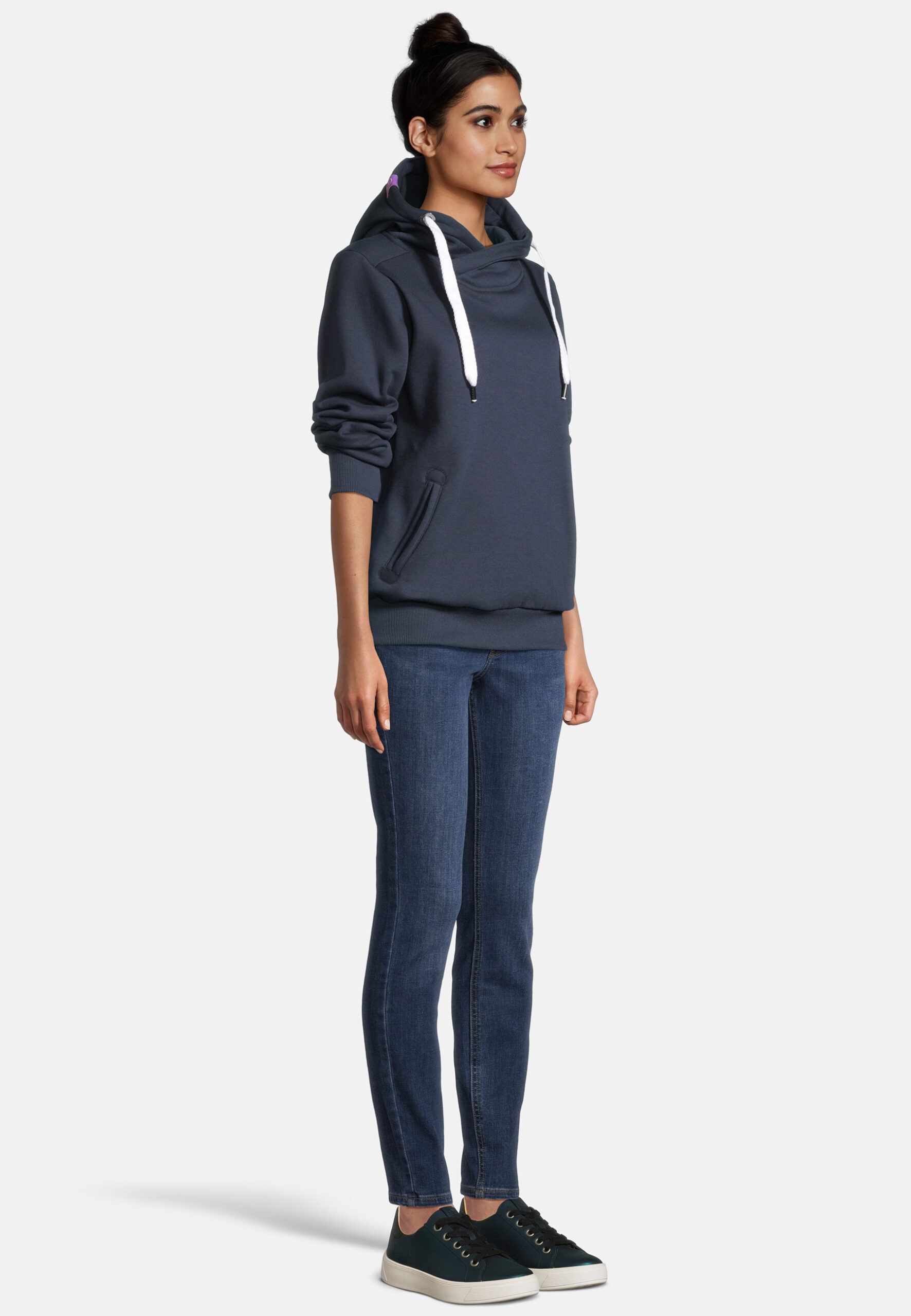 Sünn - Hoodie Navy Seitenansicht mit Model